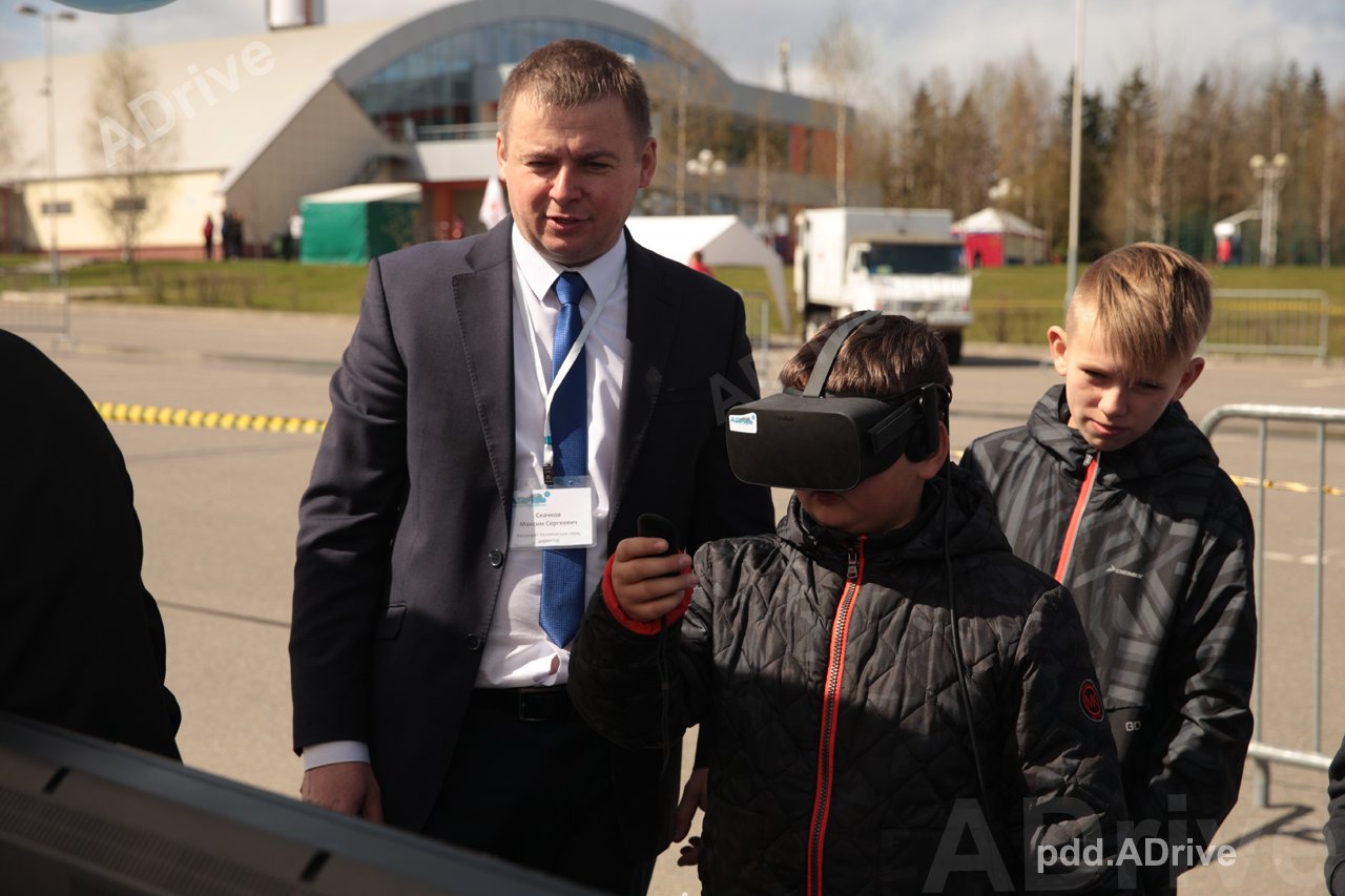 Акция «Дипломаты за безопасность дорожного движения». Дети дипломатов проверяют свои знания белорусских ПДД в новом электронном 3D-тренажёре «Переведи пешеходов» от компании ADrive в очках виртуальной реальности