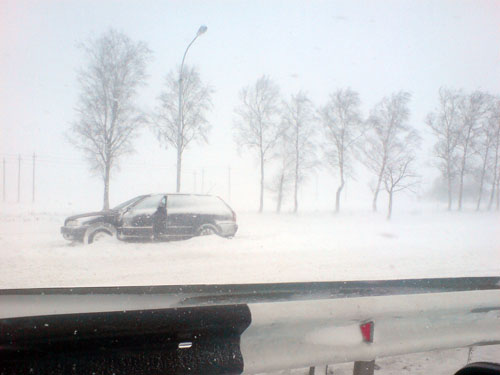 Шторм Хавьер. Дорога Минск Брест (М1). Автомобили заносит снегом.