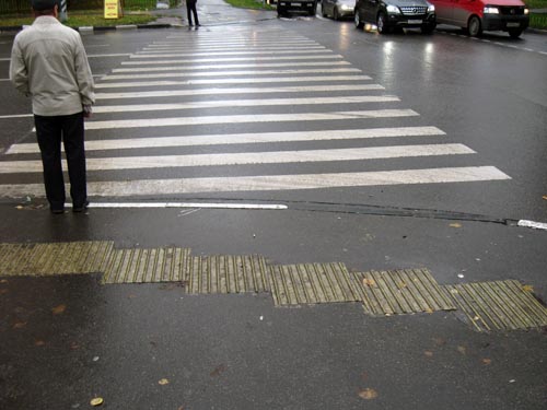 Москва, регулируемый пешеходный переход, зебра, специальные предупредительные устройства