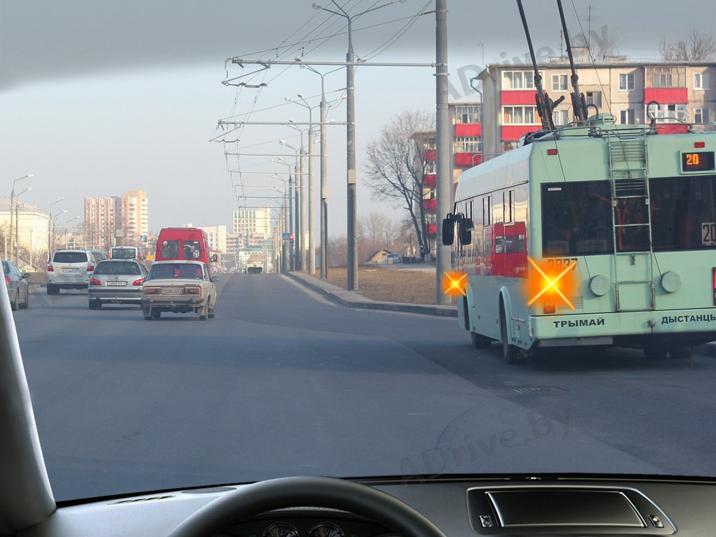 Уступи дорогу автобусу отъезжающему от остановки. Уступи дорогу троллейбусу. Троллейбус на дороге. Троллейбусам надо уступать. Обязан ли я уступить дорогу автобусу отъезжающему от остановки.